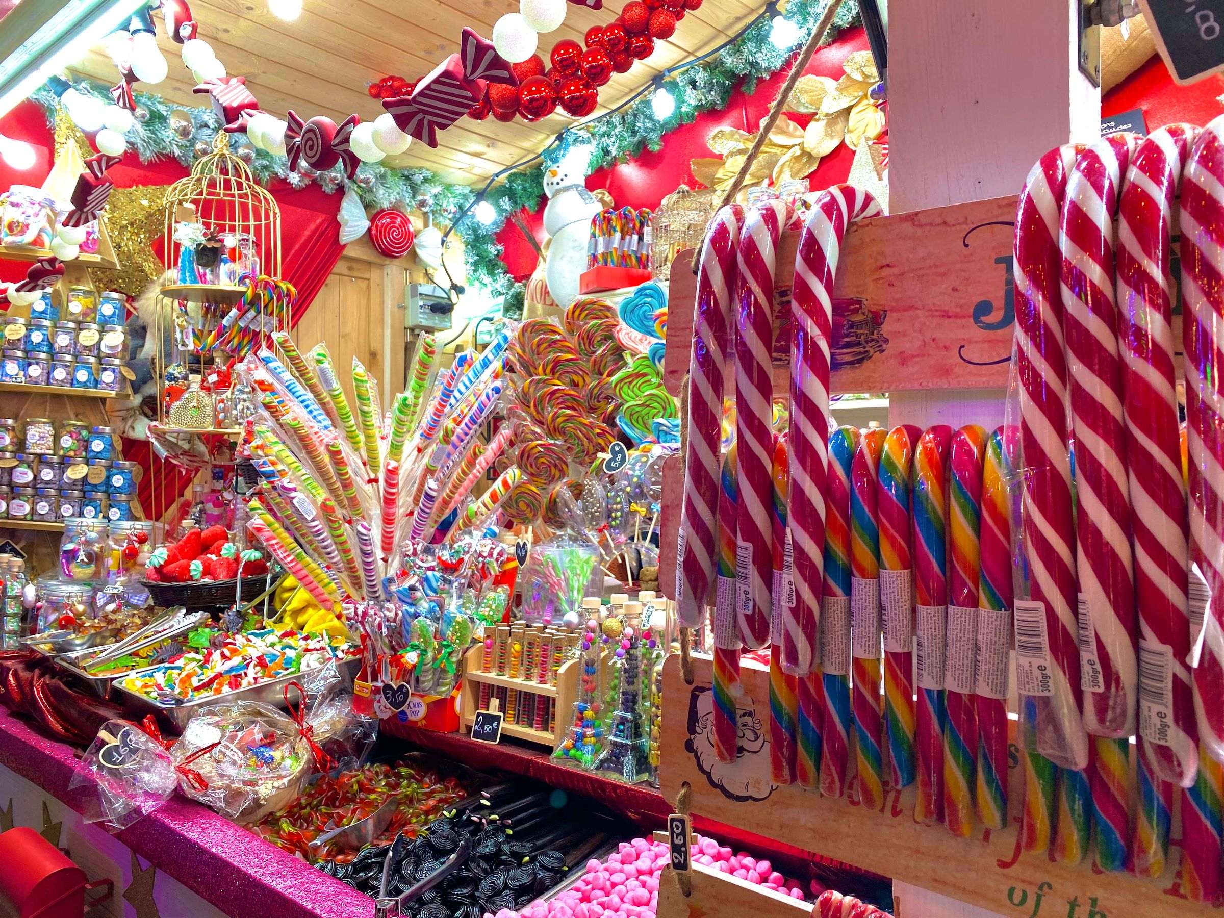 Étal de confiserie : sucres d’orge, sucettes et bonbons colorés